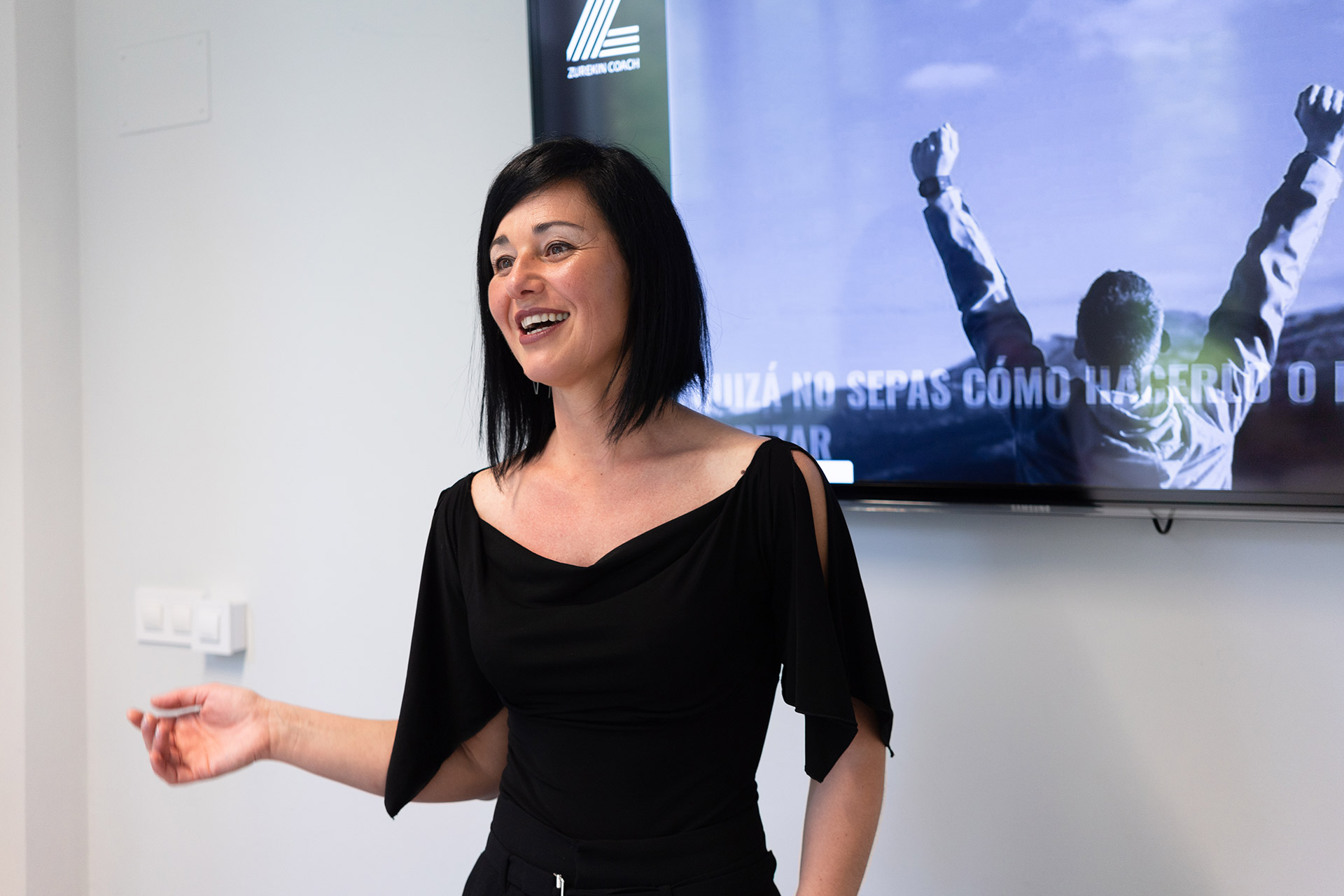 Goreti Aramburu impartiendo  una sesión de formación con técnicas de coaching empresarial